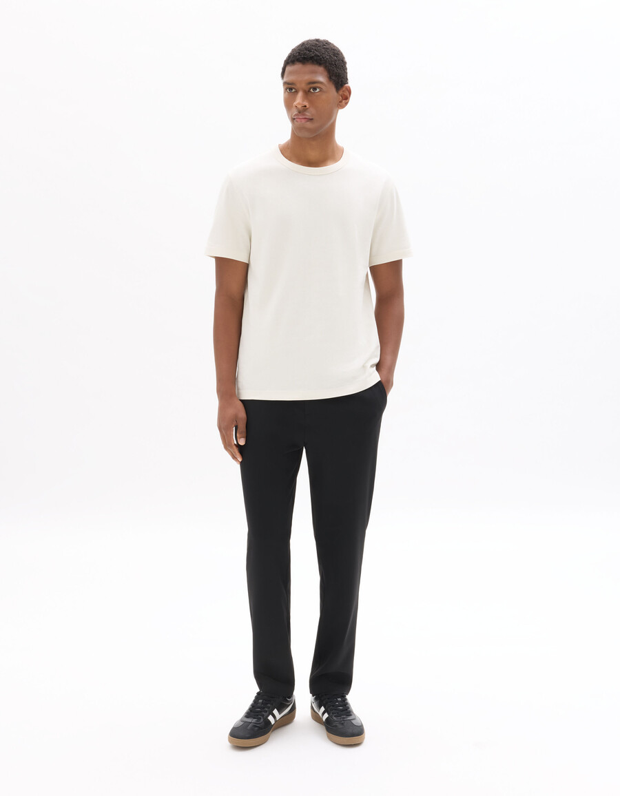 pantalones negros ajustados y elásticos hasta el tobillo para todo el día