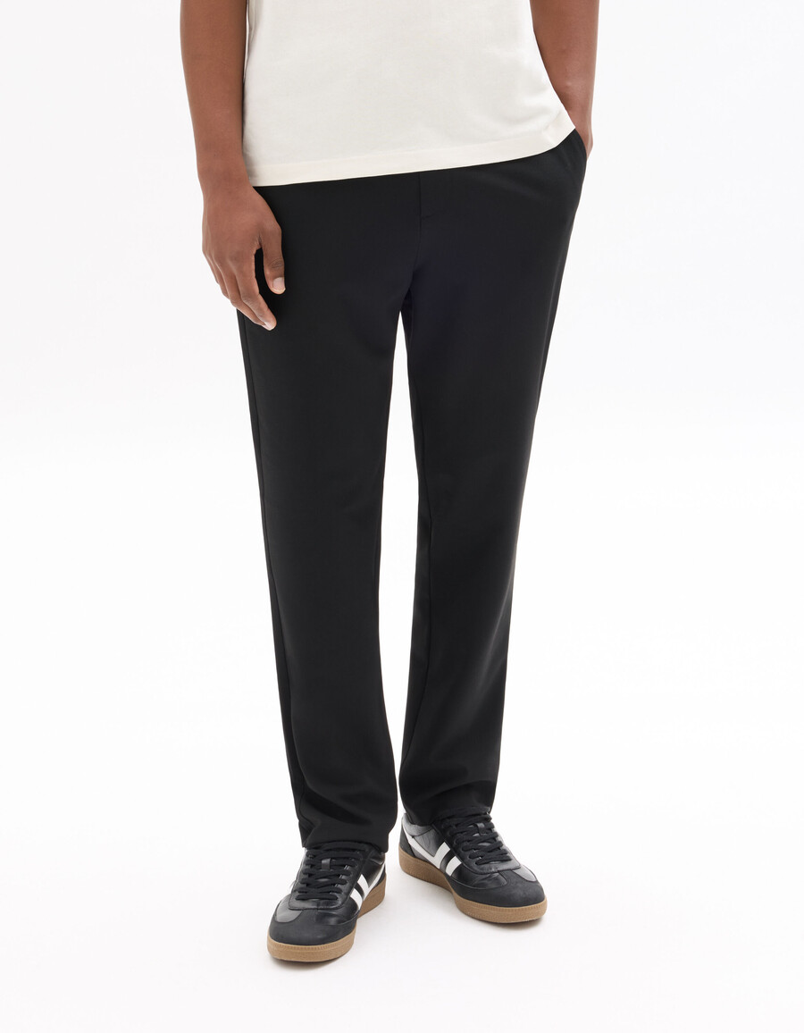 pantalones negros ajustados y elásticos hasta el tobillo para todo el día