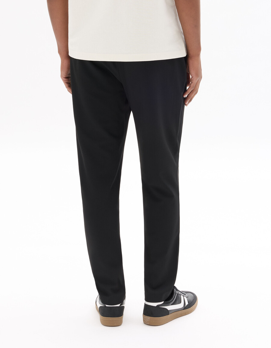 pantalones negros ajustados y elásticos hasta el tobillo para todo el día