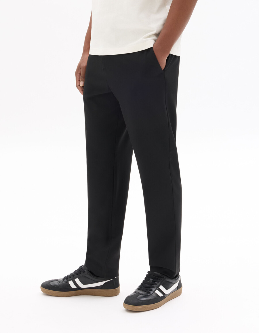 pantalones negros ajustados y elásticos hasta el tobillo para todo el día