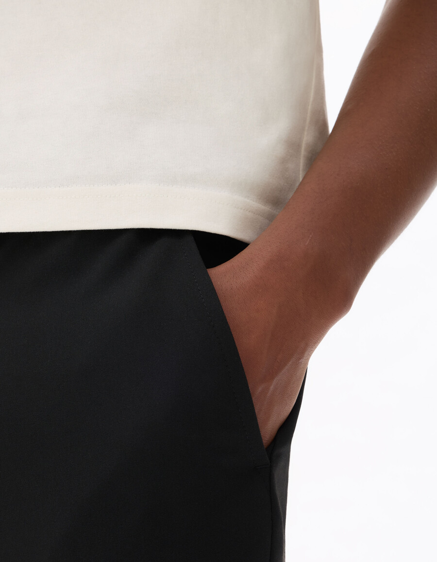 pantalones negros ajustados y elásticos hasta el tobillo para todo el día