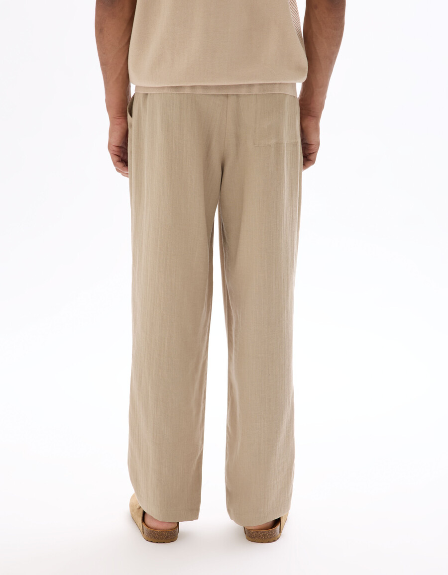 pantalones holgados con textura