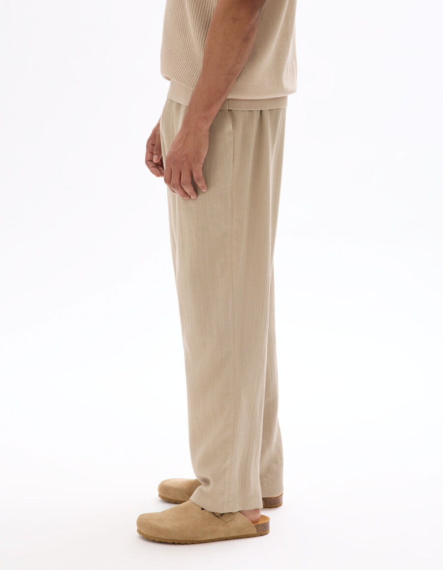 pantalones holgados con textura