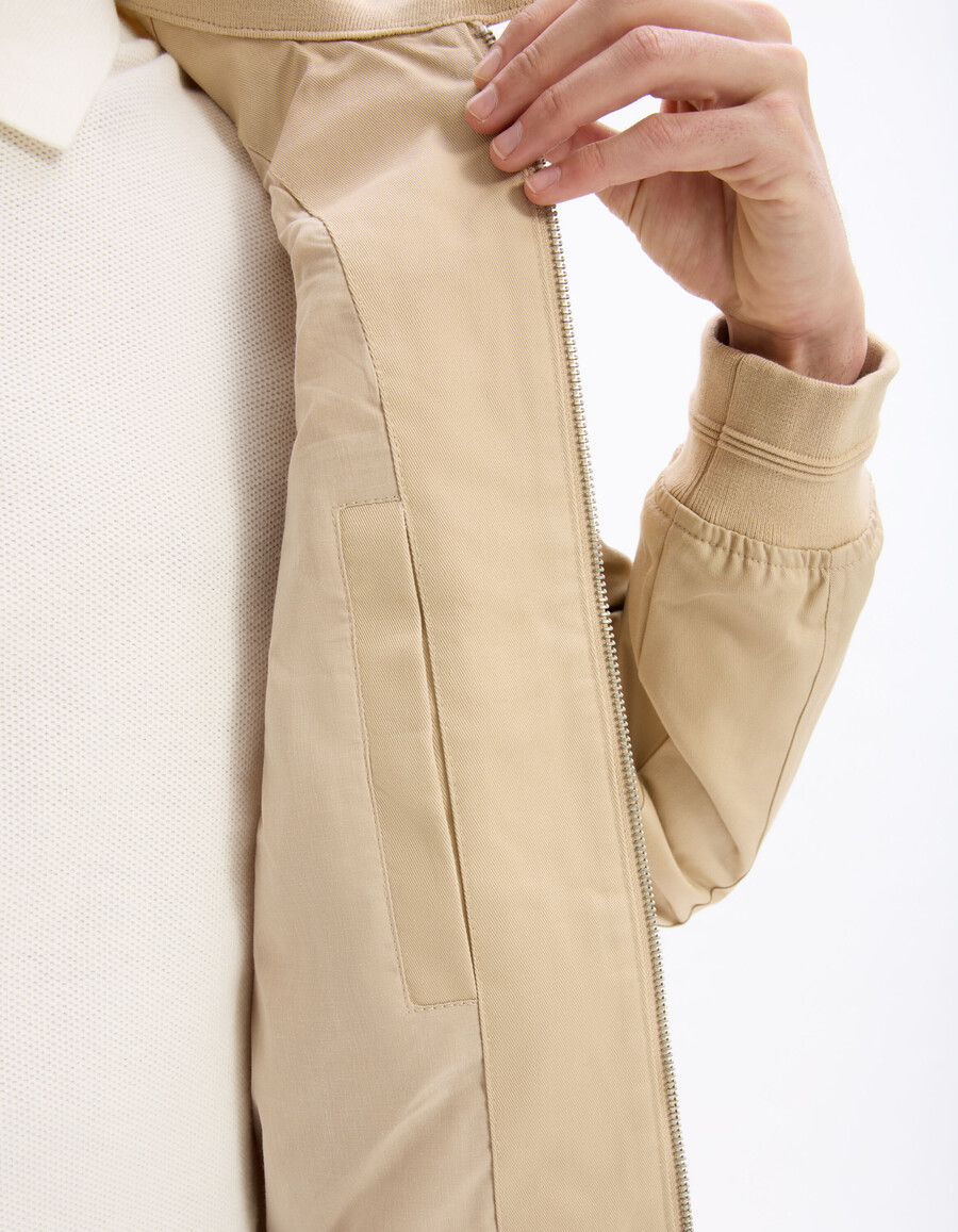 chaqueta de cuello alto
