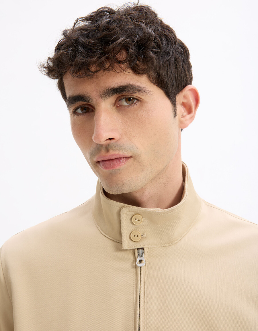 chaqueta de cuello alto