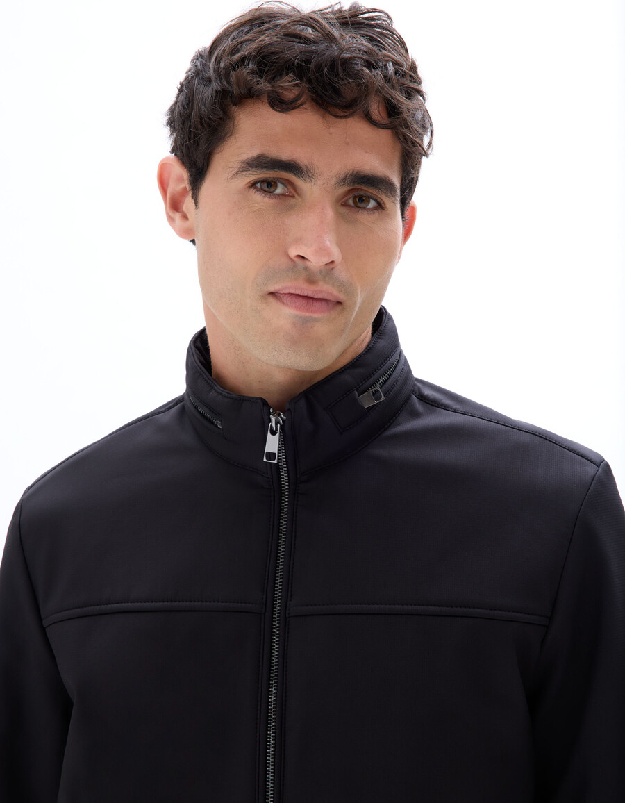 chaqueta softshell con cuello alto
