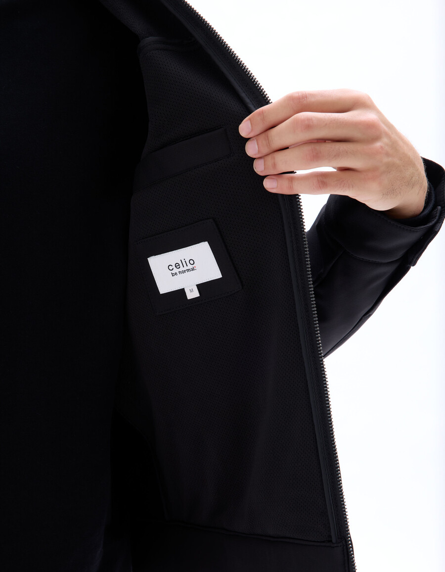 chaqueta softshell con cuello alto