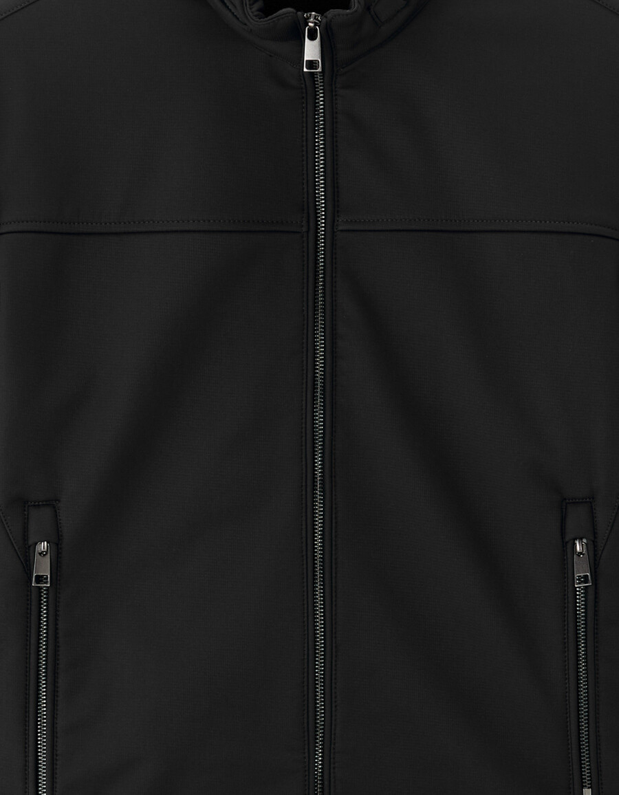 chaqueta softshell con cuello alto