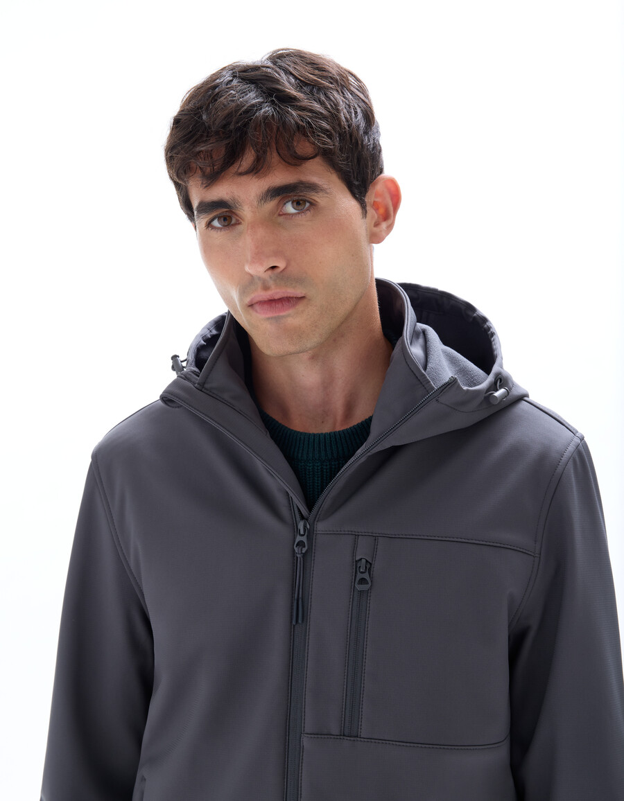 chaqueta softshell con capucha