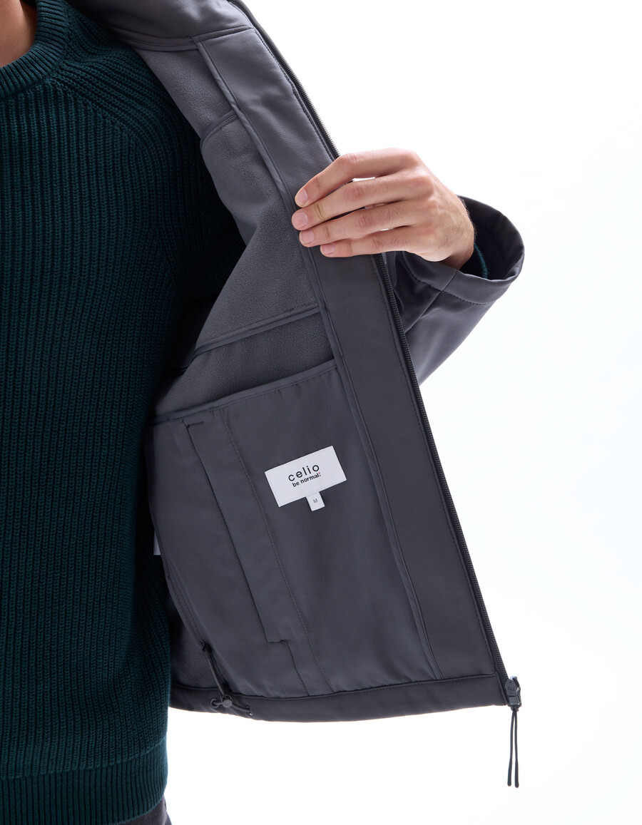 chaqueta softshell con capucha