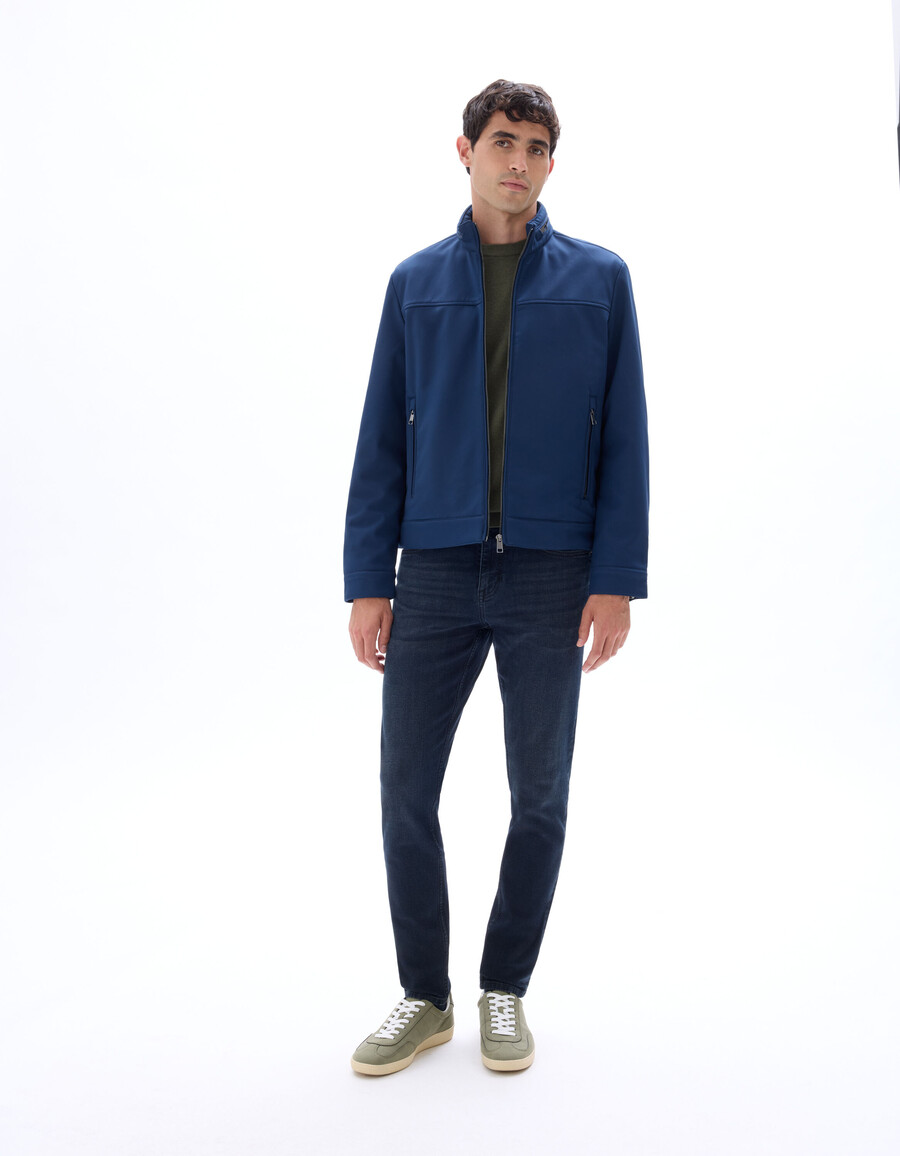 chaqueta softshell con cuello alto