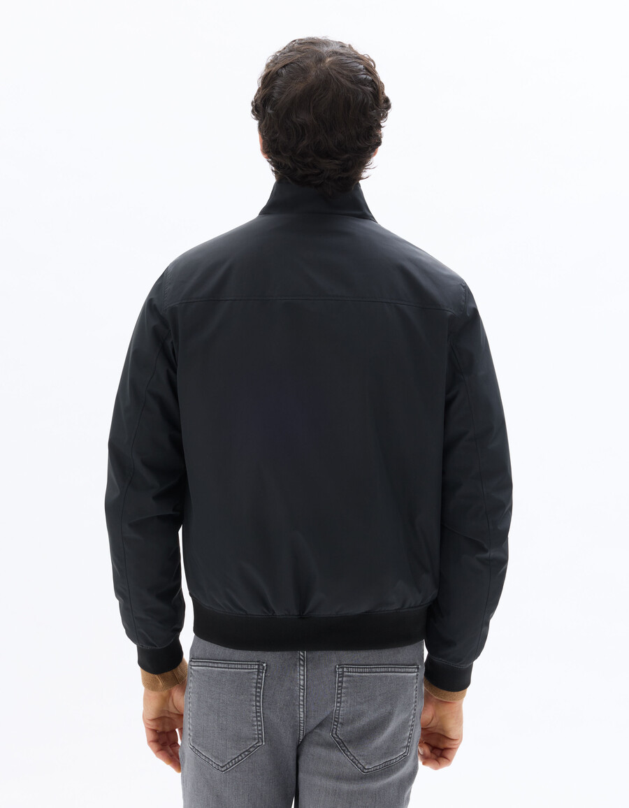 chaqueta negra drycore con cuello alto
