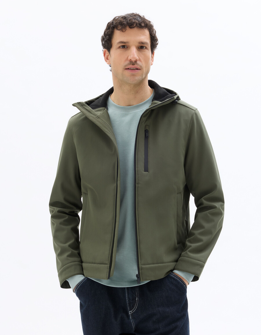 chaqueta softshell con capucha color caqui