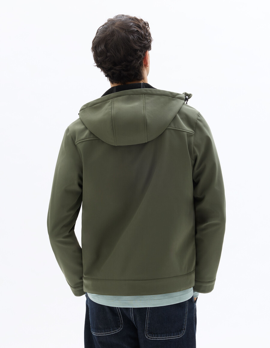 chaqueta softshell con capucha color caqui