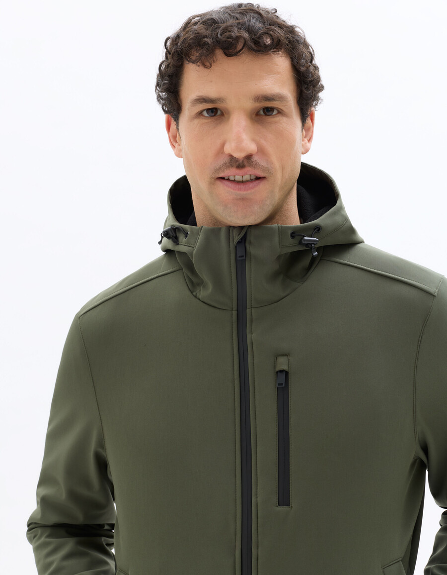 chaqueta softshell con capucha color caqui