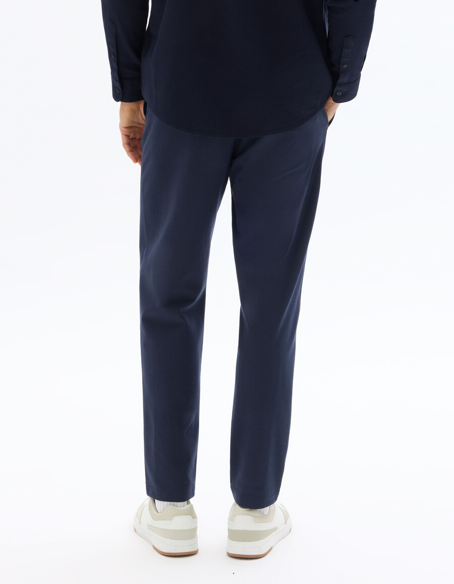 pantalones chinos de punto ajustados de color azul marino