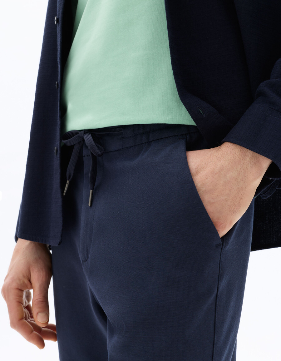 pantalones chinos de punto ajustados de color azul marino