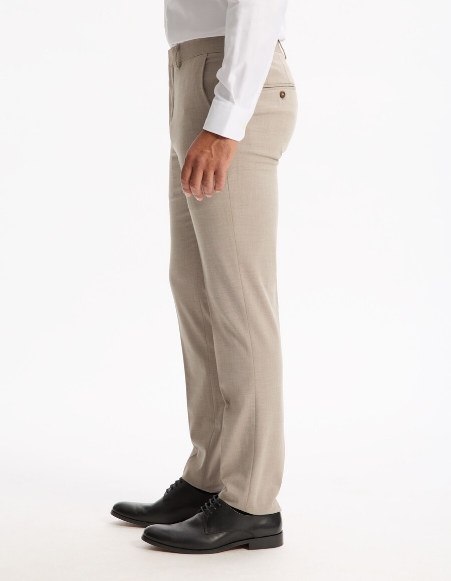 pantalones de traje ajustados y elásticos