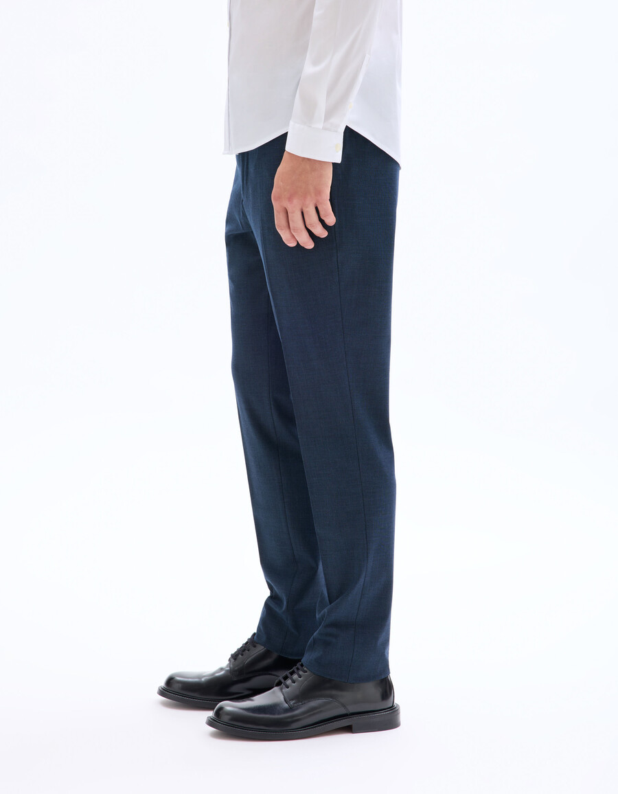 pantalones de traje ajustados y elásticos