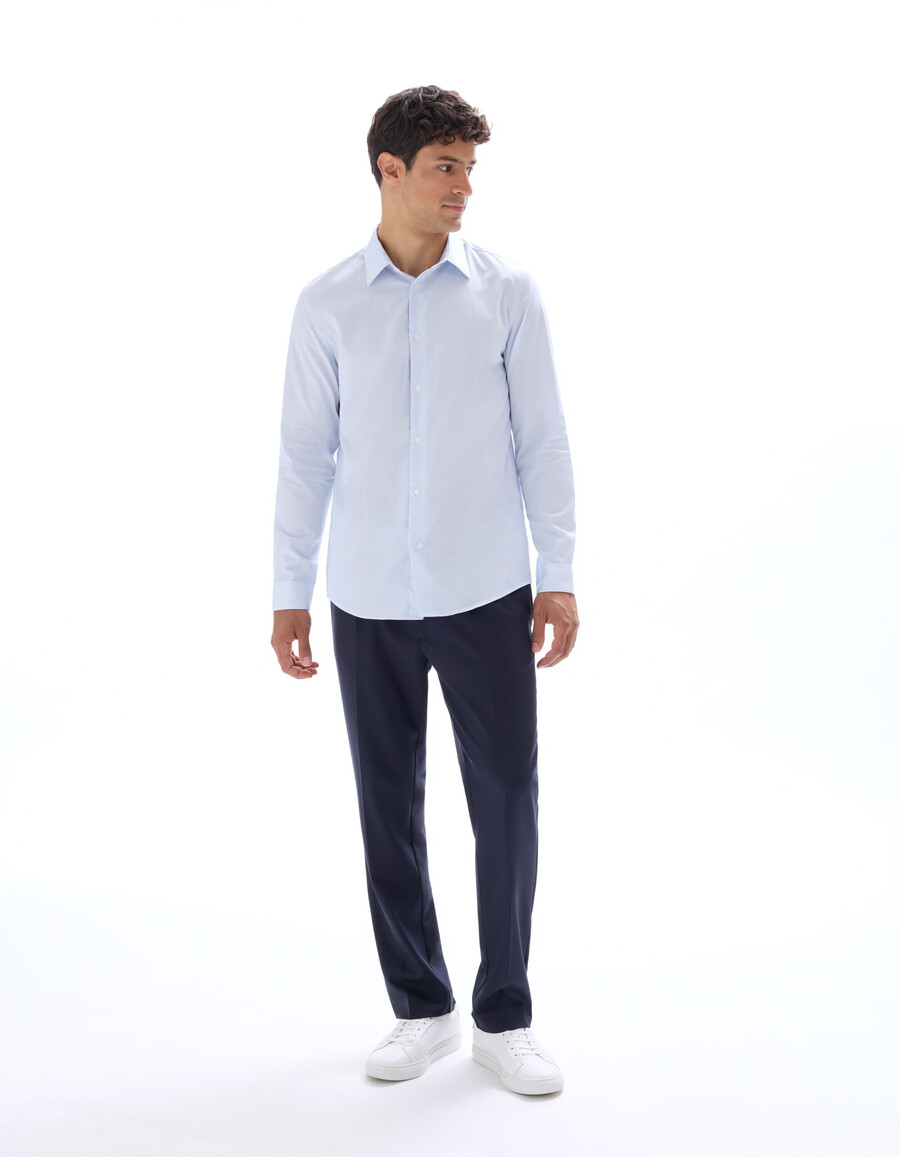 camisa de corte regular con rayas finas