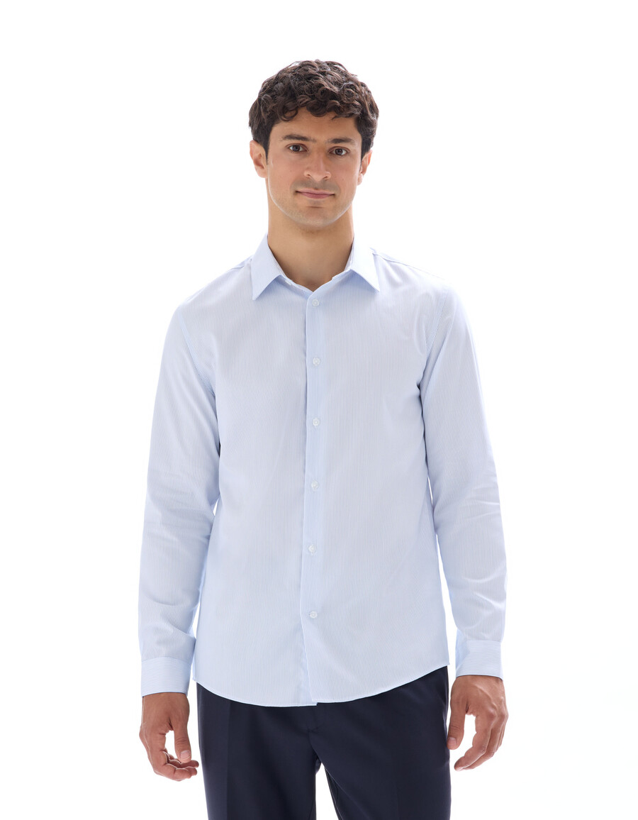 camisa de corte regular con rayas finas