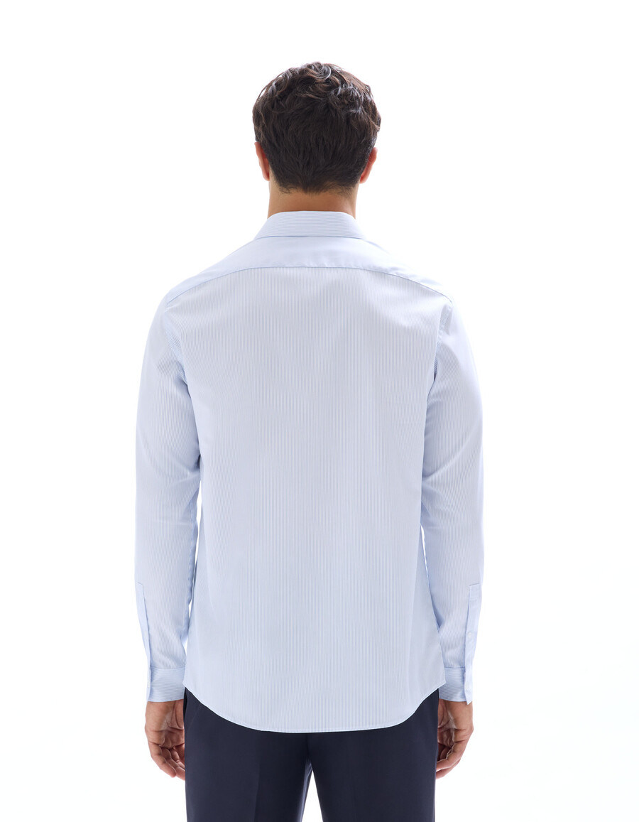 camisa de corte regular con rayas finas