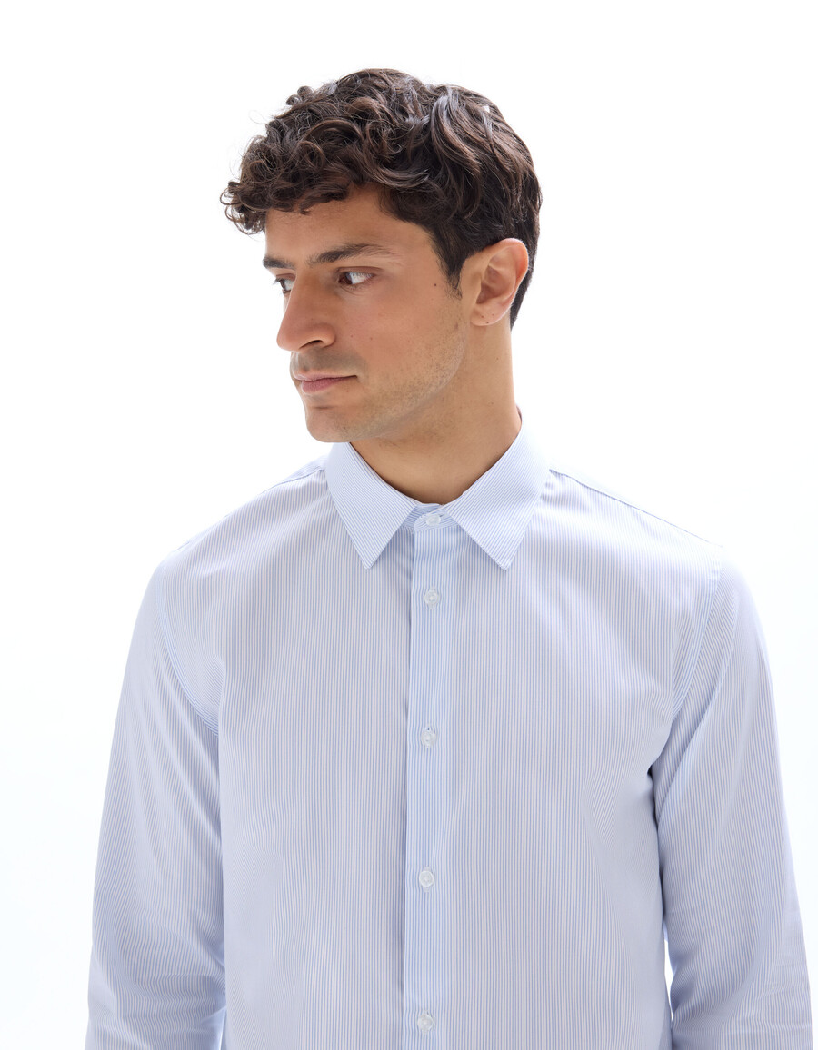 camisa de corte regular con rayas finas