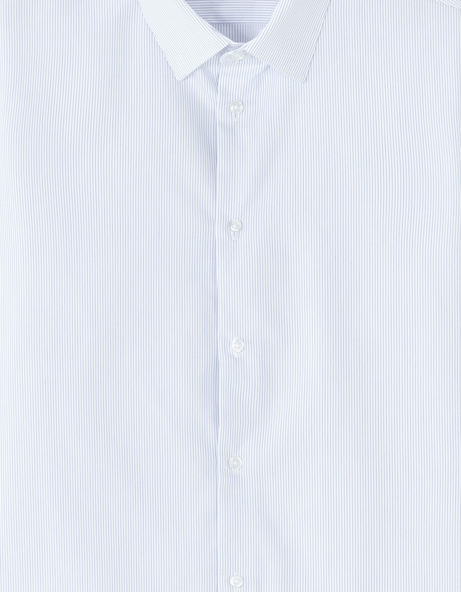 camisa de corte regular con rayas finas