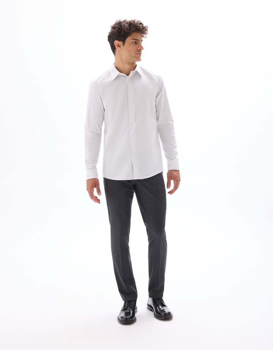 camisa de corte regular con rayas finas