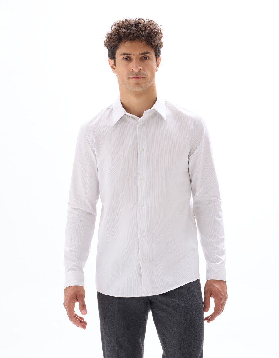 camisa de corte regular con rayas finas
