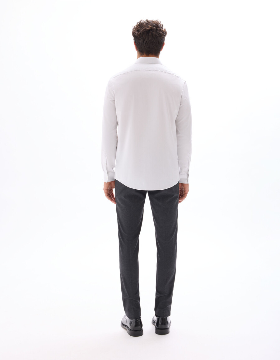 camisa de corte regular con rayas finas