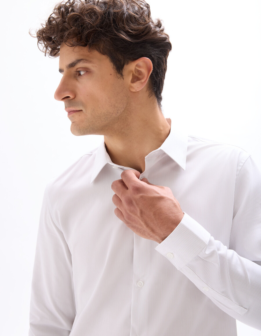 camisa de corte regular con rayas finas