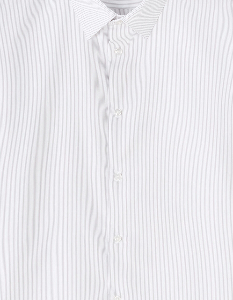 camisa de corte regular con rayas finas