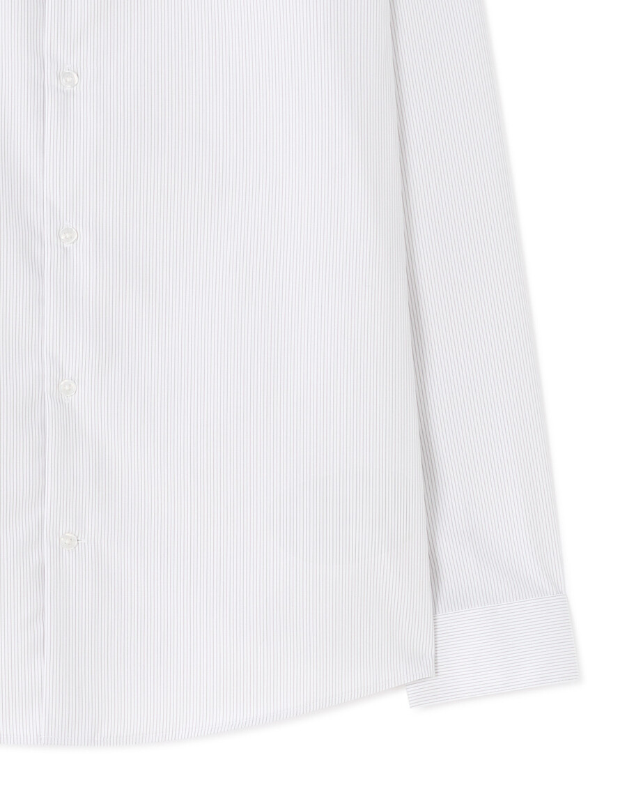 camisa de corte regular con rayas finas