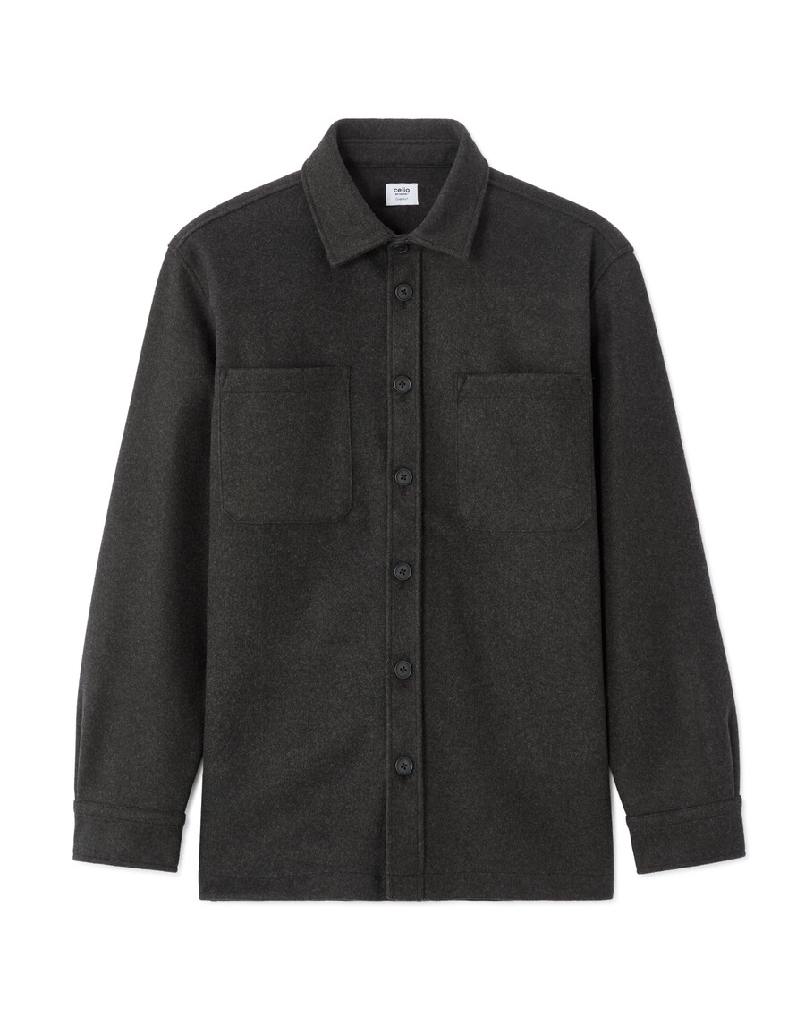 camisa gris lisa y cálida