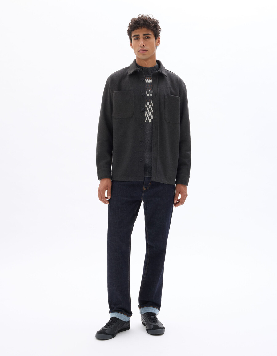 camisa gris lisa y cálida