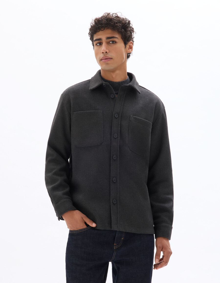 camisa gris lisa y cálida