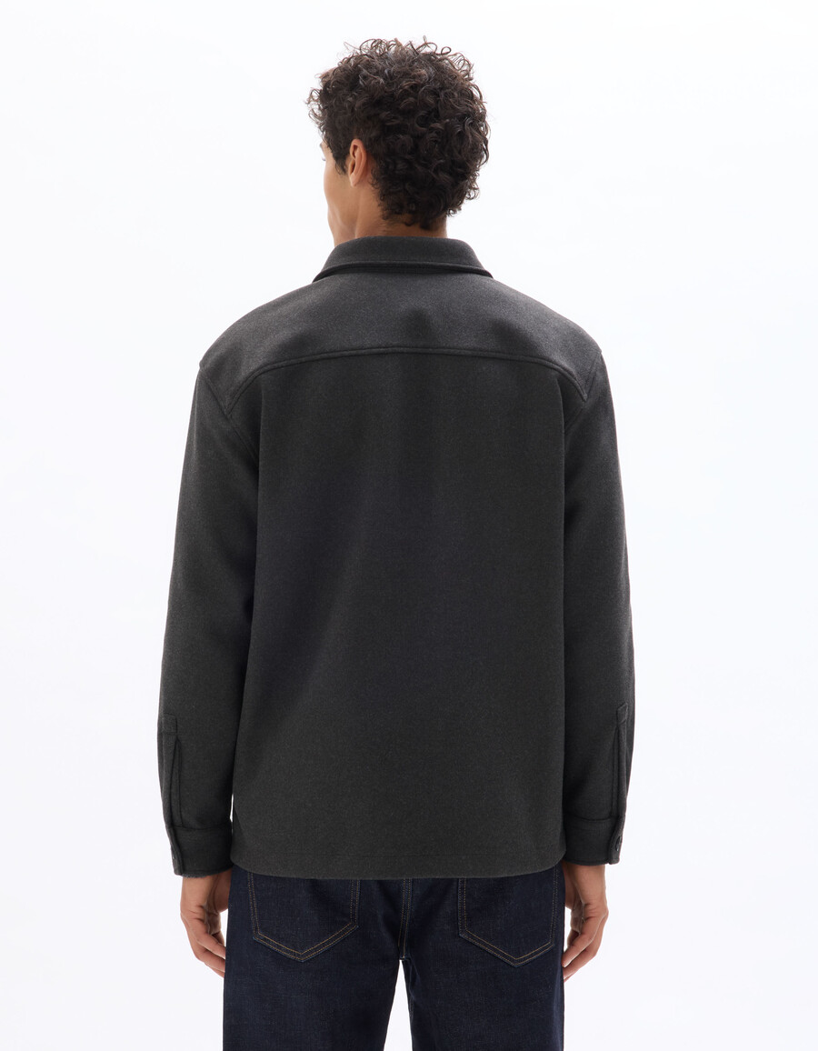 camisa gris lisa y cálida