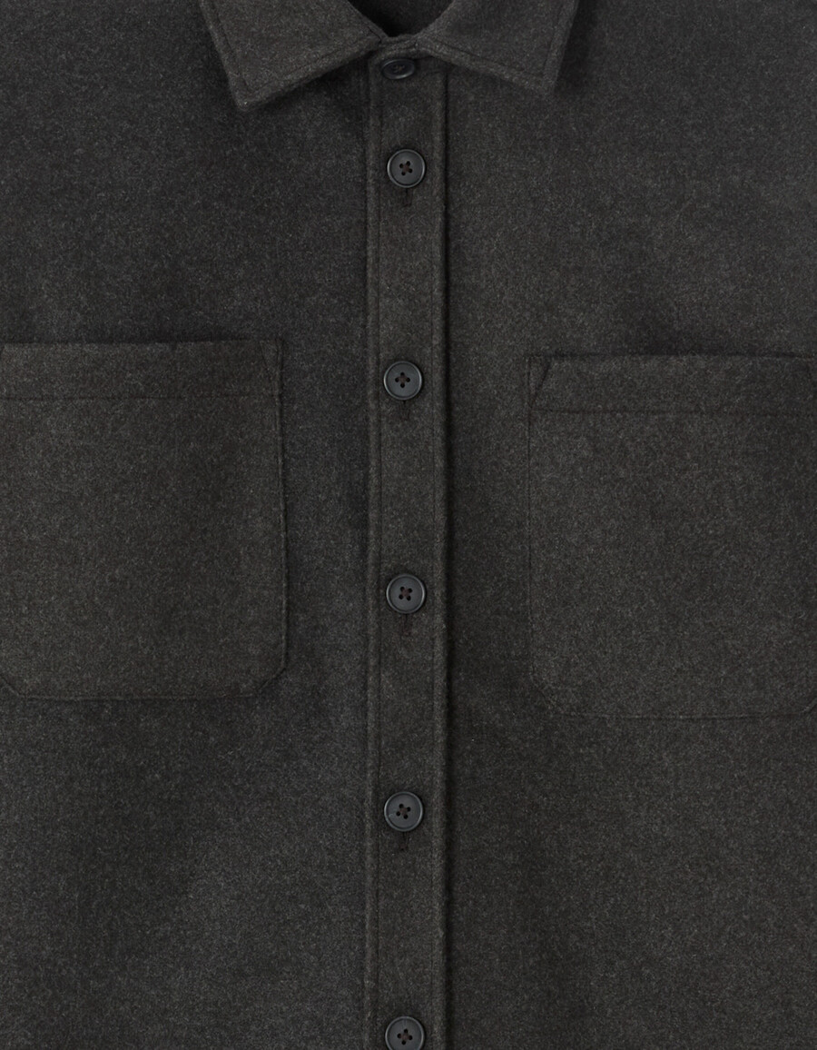camisa gris lisa y cálida