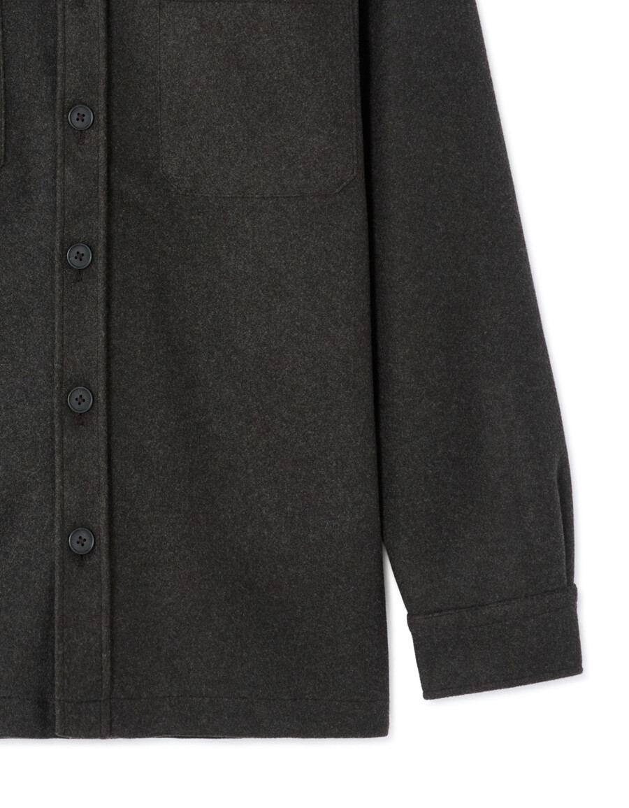 camisa gris lisa y cálida