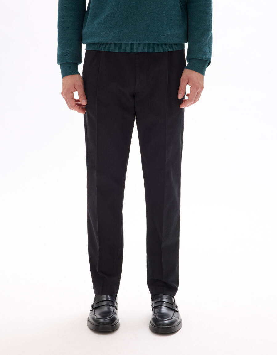 pantalones de algodón y lino elásticos de corte entallado