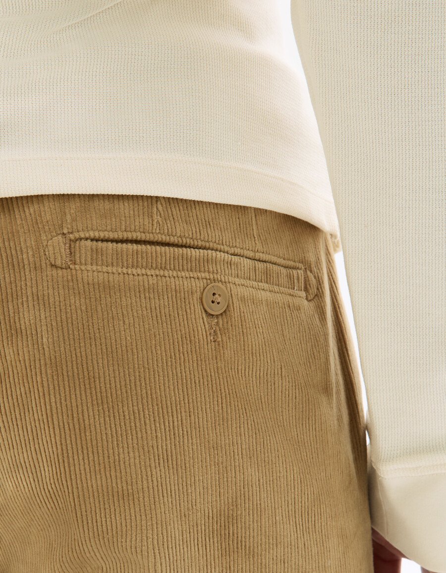pantalones chinos rectos de terciopelo caramelo