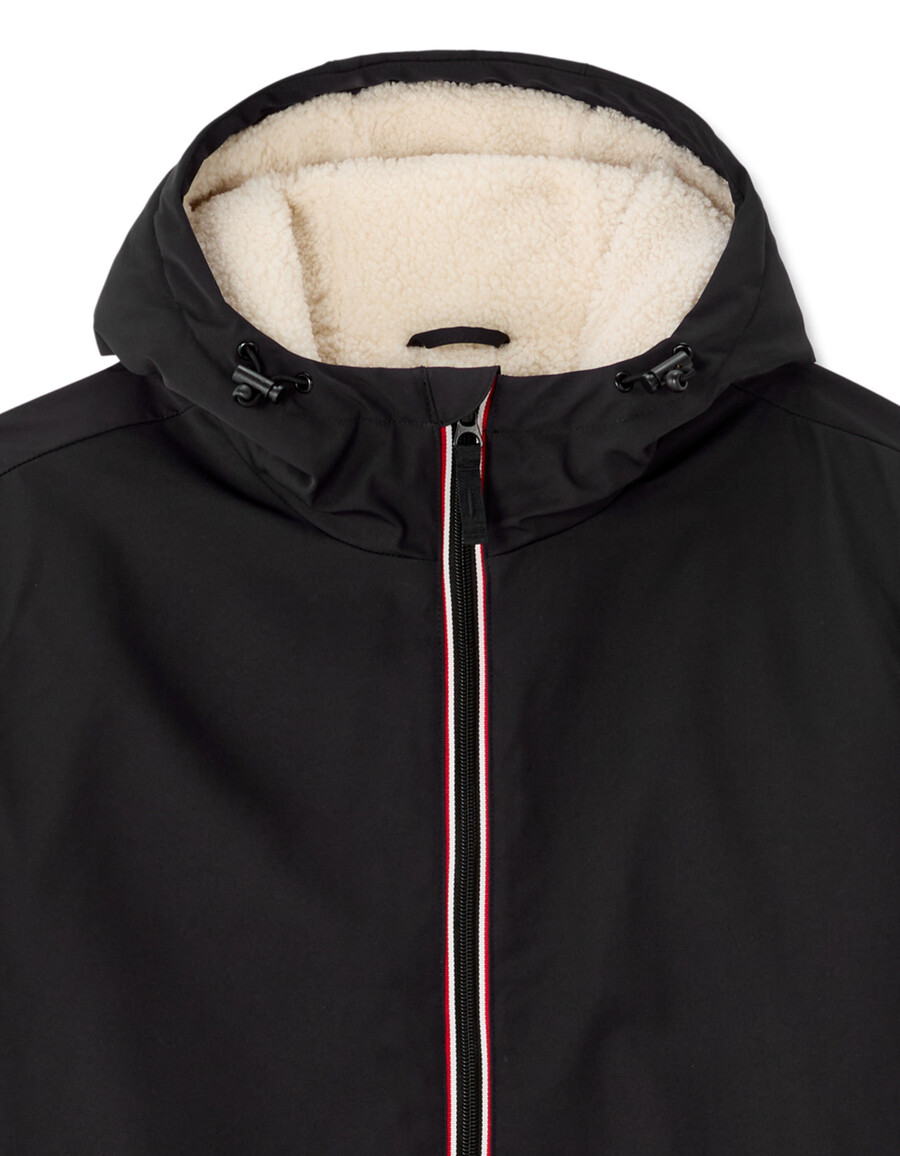 parka drycore con capucha repelente al agua y forrada de sherpa