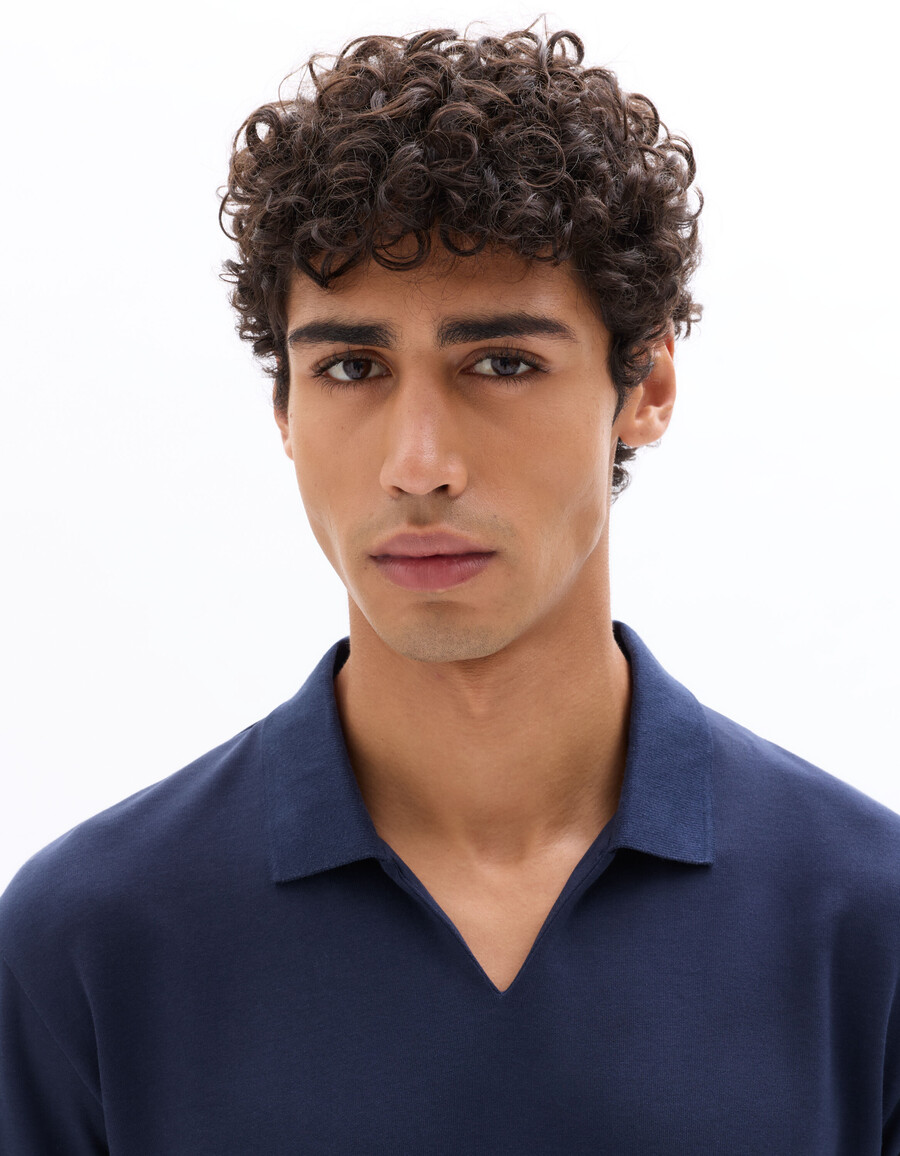 polo de corte regular con cuello cubano en mezcla de algodón