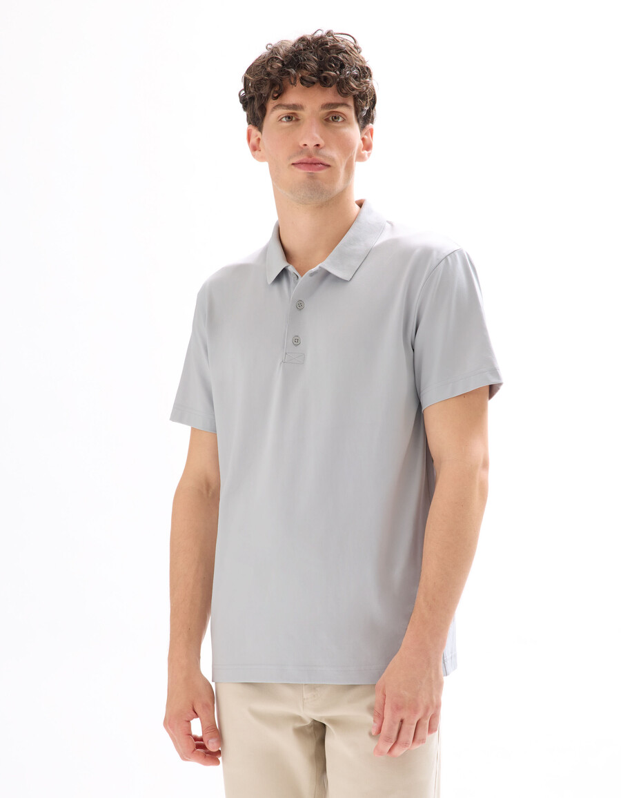 polo de corte regular en tejido técnico
