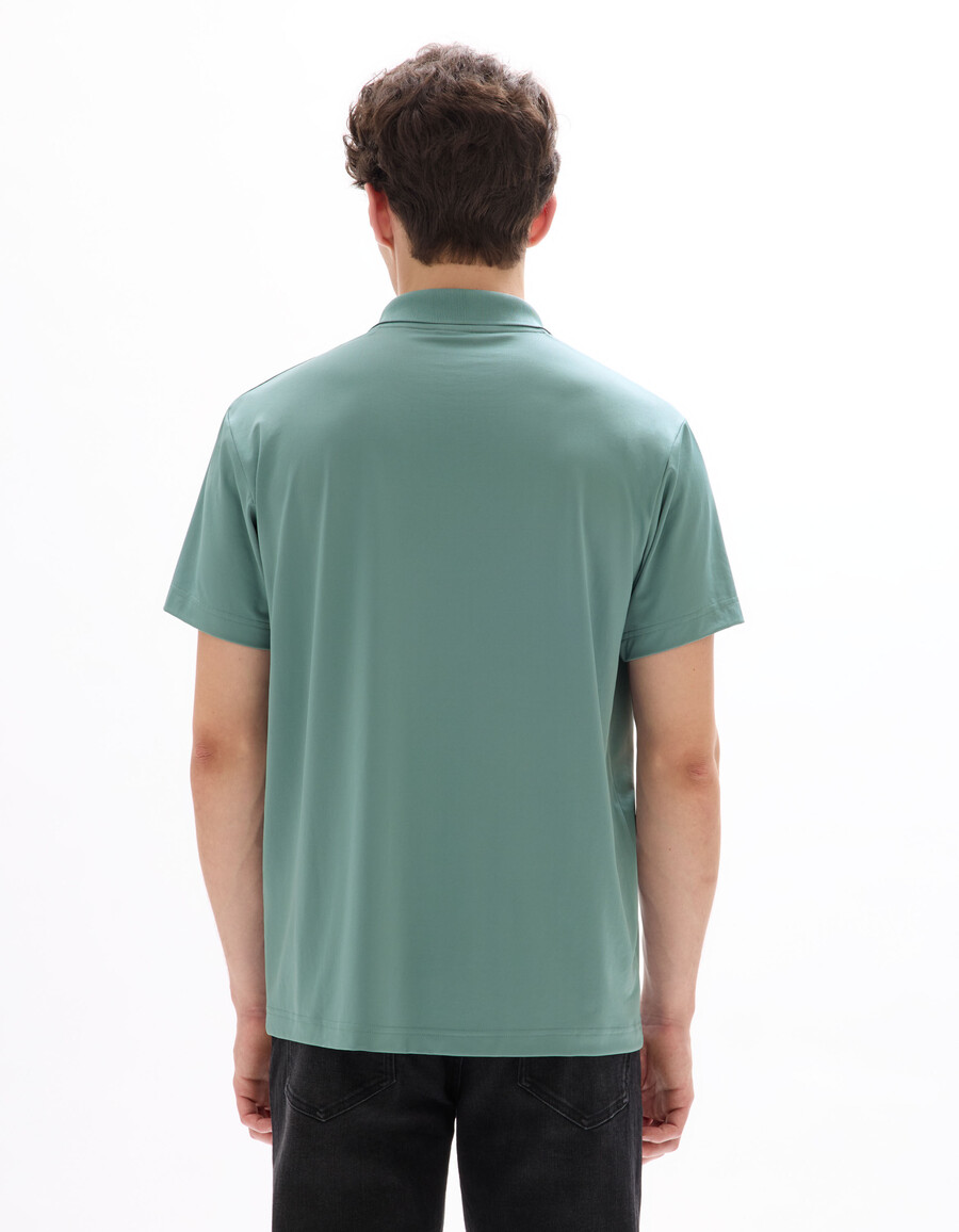 polo de corte regular en tejido técnico