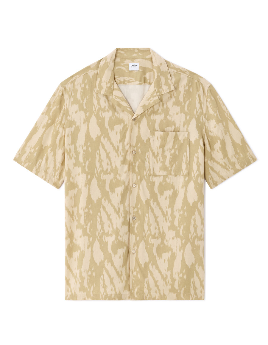 camisa con estampado de camuflaje
