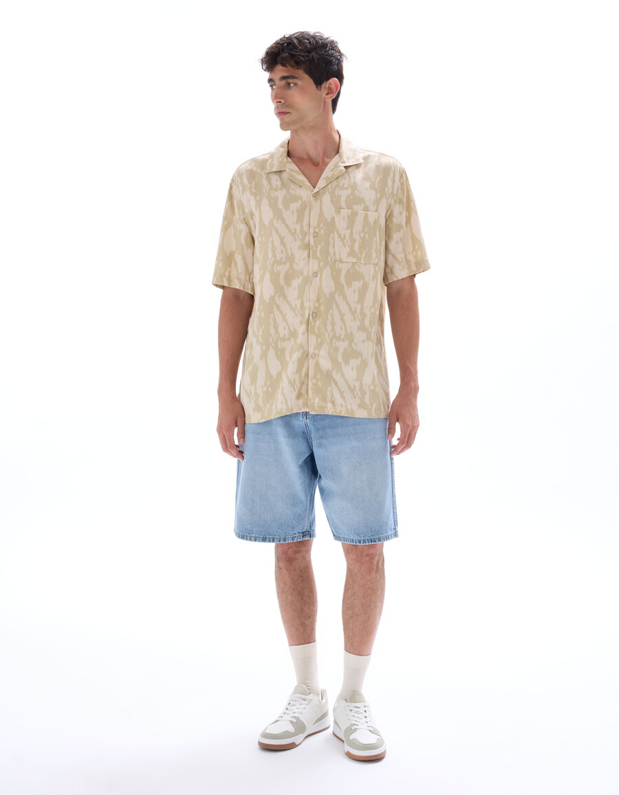 camisa con estampado de camuflaje