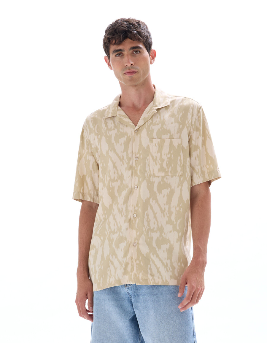 camisa con estampado de camuflaje
