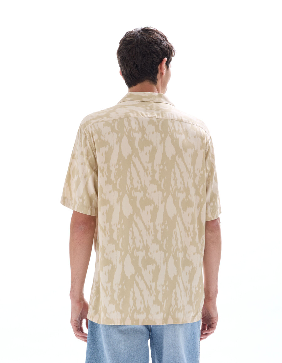 camisa con estampado de camuflaje